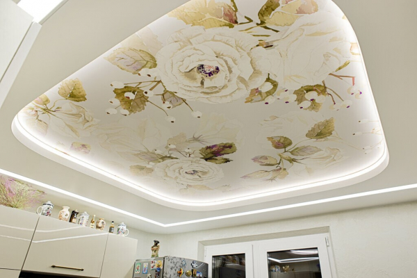 Фото натяжного потолка с фотопечатью на кухню