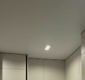 Почему кухонный гарнитур уже стоит, а потолка еще нет?