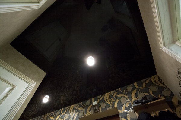 Натяжной потолок в коридор